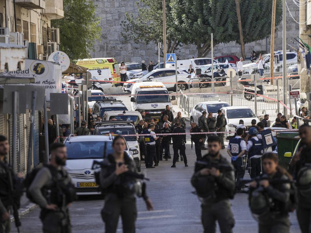 Шестнадесетгодишен палестинец беше застрелян, след като рани с нож двама