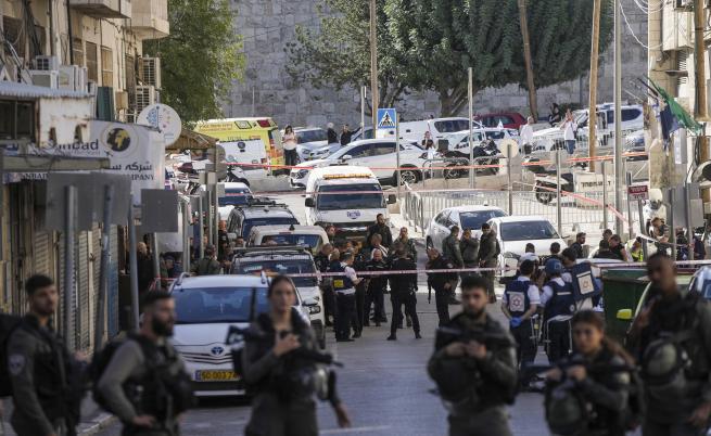 16-годишен палестинец атакува полицаи в Йерусалим, застреляха го