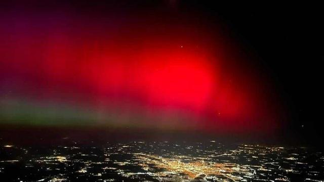 Пилот засне „кървавото“ сияние по време на полет (СНИМКИ) 