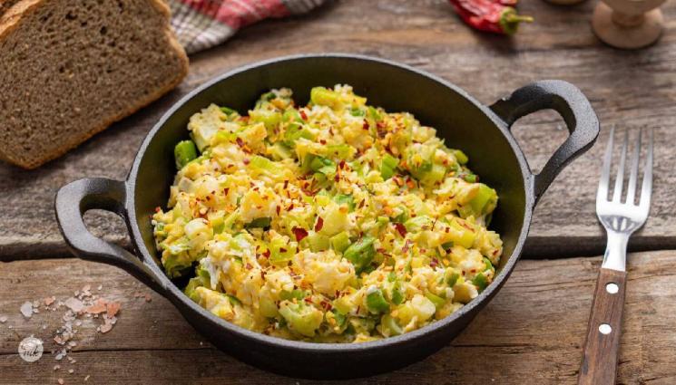 рецепти - Гответе с matekitchen.com: Апетитен пържен праз с яйца и чили на вкус (ВИДЕО)