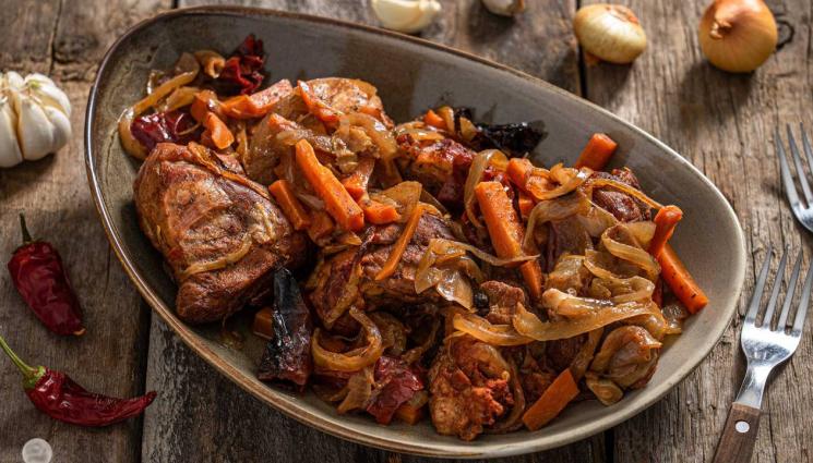 рецепти - Гювеч по нашенски: Нестинарски с вино и кайма, Манастирски със зеленчуци и месо или с кюфтета и домати