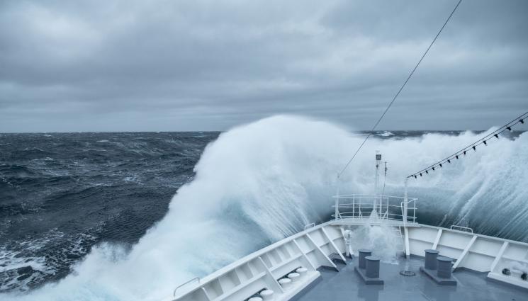 кораб - КОШМАР ВЪВ ВОДАТА: Над сто души бяхa ранени, след като кораб попадна в буря