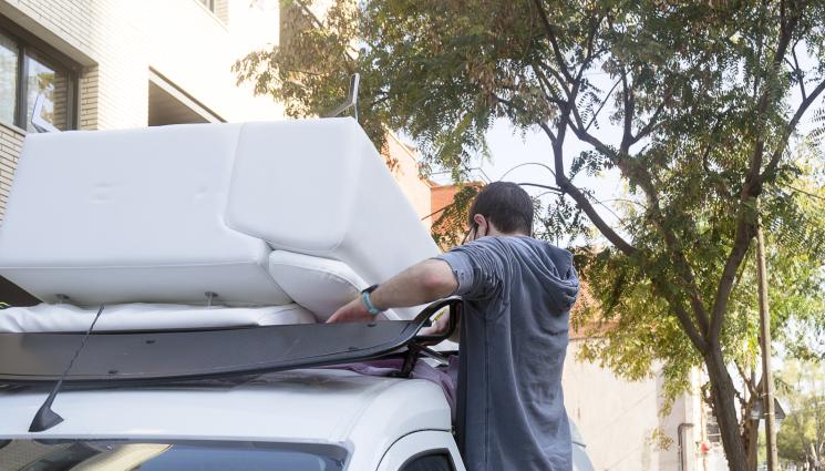 Кола - НЕ ПРАВЕТЕ ТОВА ВКЪЩИ! Безумец се вози на диван върху кола (ВИДЕО)