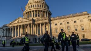Полицейски служители които охраняват Капитолия във Вашингтон са арестували въоръжен