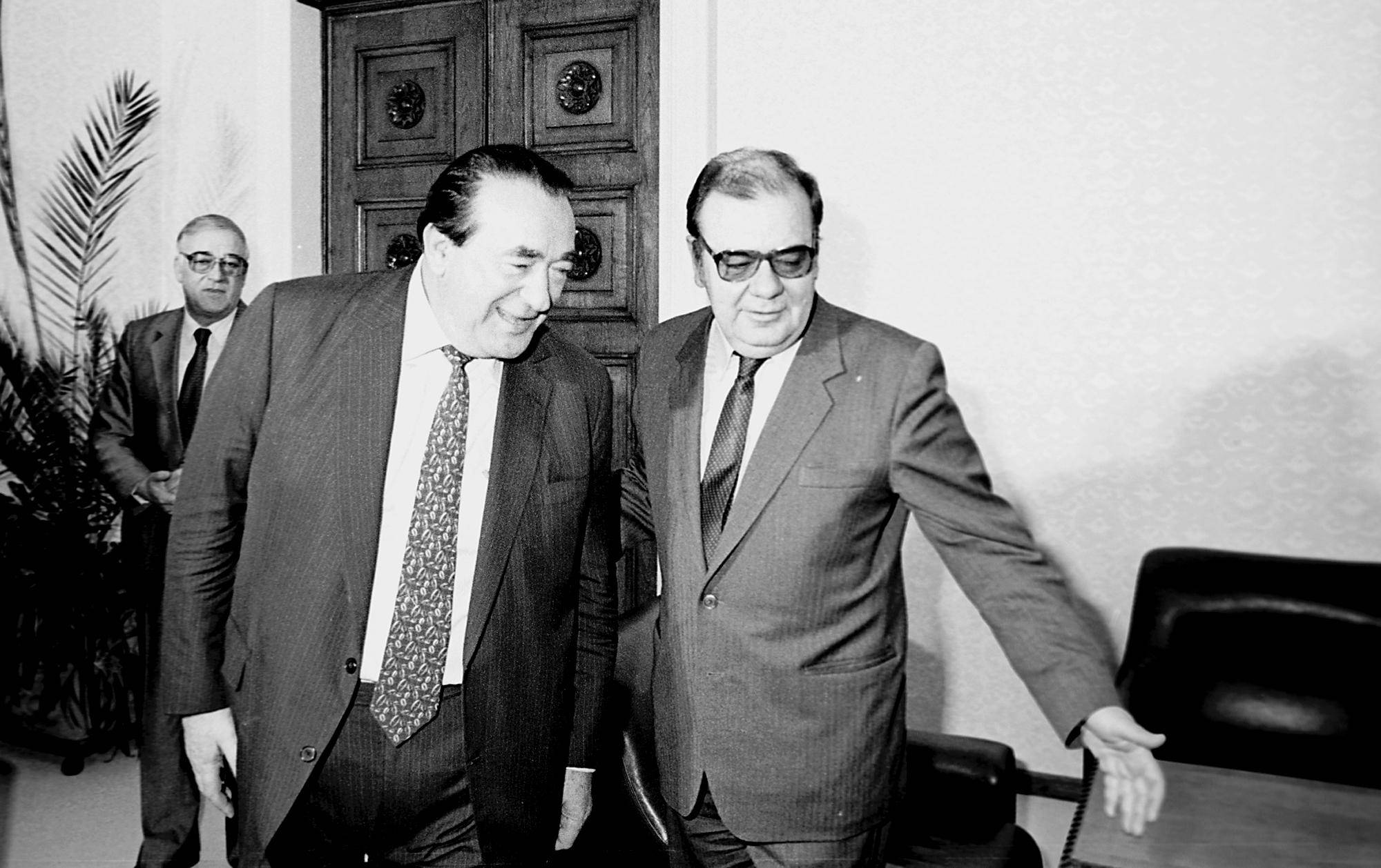 Петър Младенов