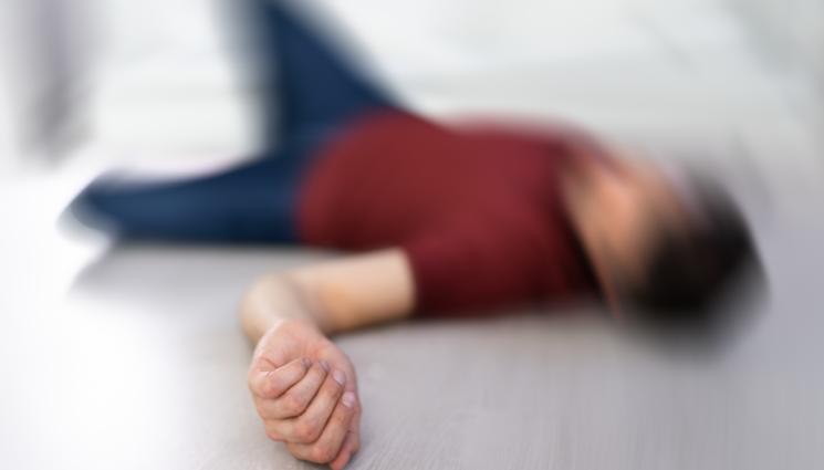 мъж - СЛЕД КАТО ПОЛУЧИЛ ПОВИКВАТЕЛНА: Тиктокър колабира на сцената (ВИДЕО)