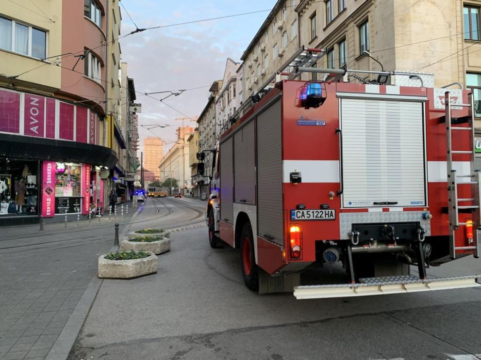 Рано тази сутрин е изгорял магазин за дрехи на улица