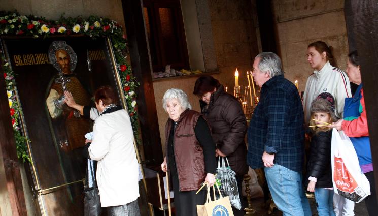 Свети Мина - Миряни нощуват в Обрадовския манастир, икона на Свети Мина намира спътник в живота!