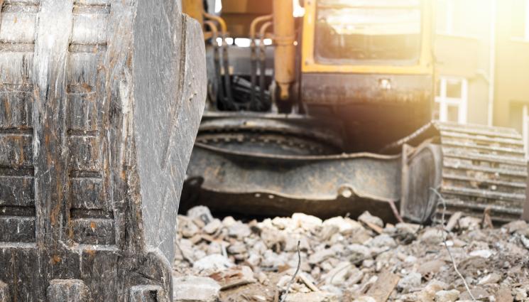 събаряне машина - Стартира премахването на незаконните постройки в парк „Росенец“ (СНИМКИ)