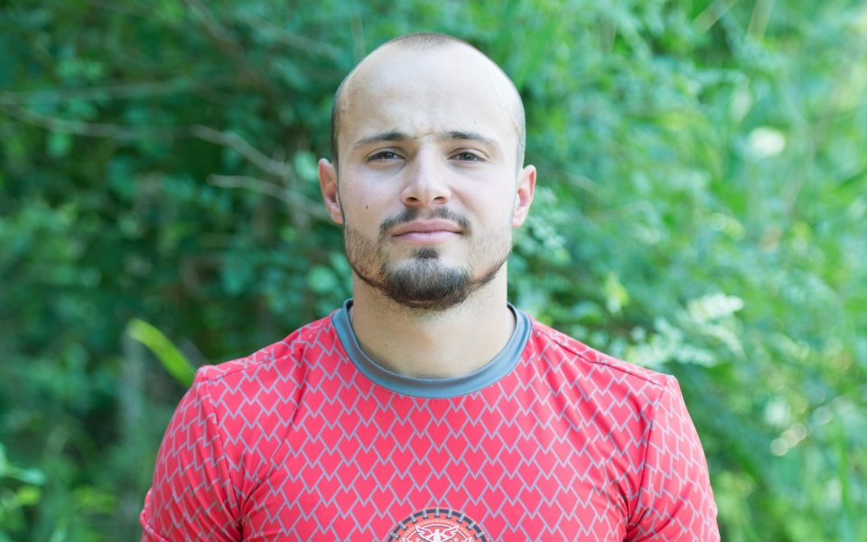 Крум Апостолов е на 25 години, от гр. Куклен. Той