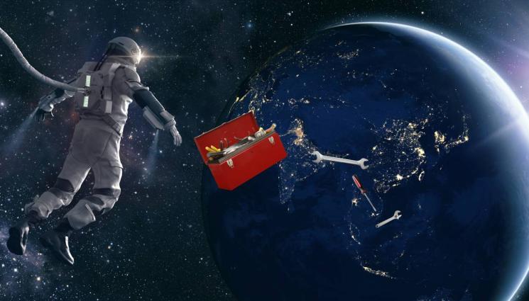 космонавт - ТРЕВОГА, СЛАГАЙТЕ КАСКИТЕ! Гаечни ключове и отвертки падат от небето (ОБЗОР+СНИМКИ)