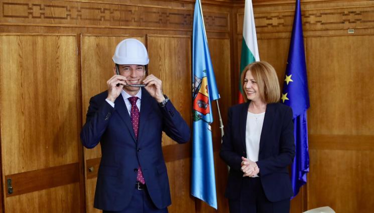 терзиев фандъкова каска - ХВЪРЧАТ ИСКРИ: Фандъкова с критики към Терзиев