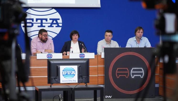 Русинова - РУСИНОВА ПОПИЛЯ АПИ: Платили 5 хил. за светещ знак, заслепяващ шофьорите