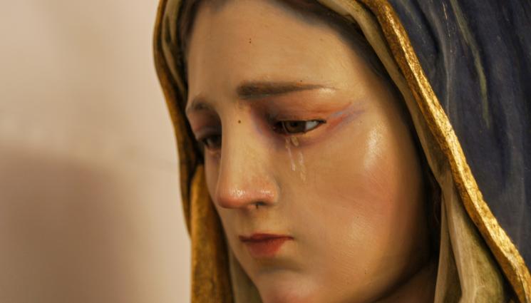 Дева Мария - НЕВЕРОЯТНО ЧУДО: Статуя на Дева Мария проплака