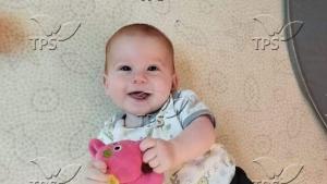 Кфир Бибас деветмесечно усмихнато бебе тъкмо е започнало да пълзи