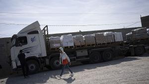 Цистерна с гориво премина в блокираната ивица Газа през граничния