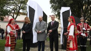 Година след първата копка в София бе открит вече изграденият  Паметник на