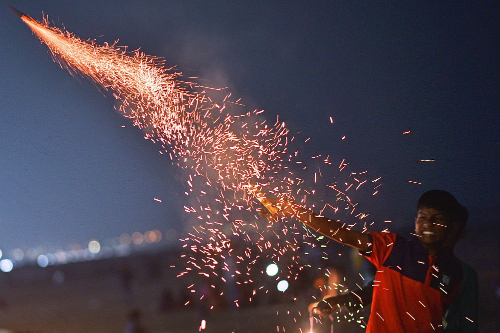 Името му произлиза от санскрит – Deepavali; Deepa – светлина; Avali – ред/редица, тоест „редица от светлини“.
