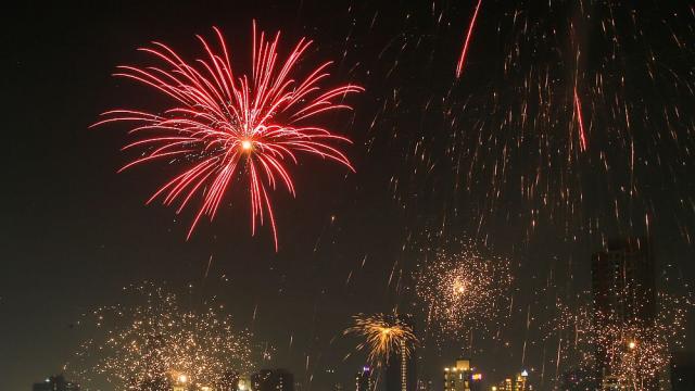 С феерия от светлини: Индия отбеляза най-големия си празник Дивали, равносилен на Коледа (ГАЛЕРИЯ)