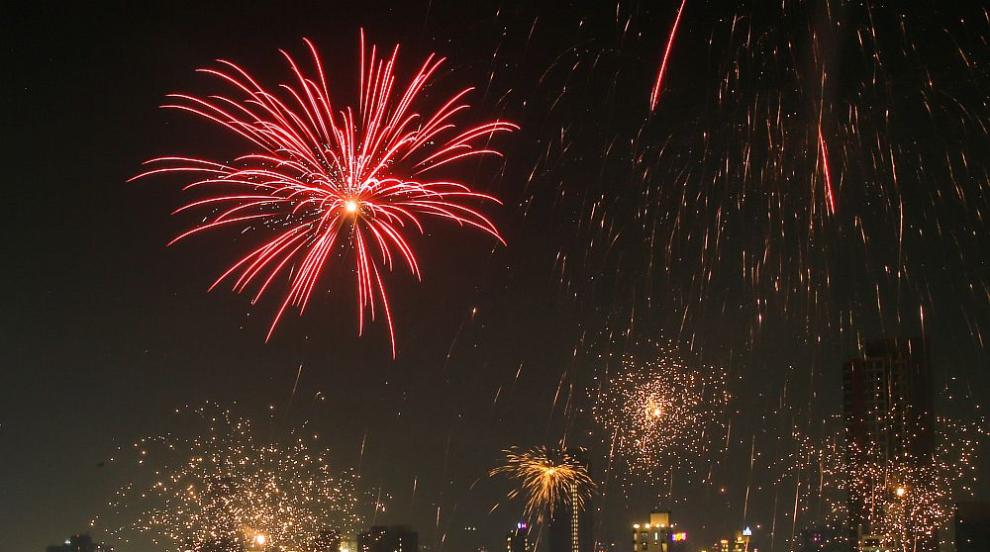 С феерия от светлини: Индия отбеляза най-големия си празник Дивали, равносилен на Коледа (ГАЛЕРИЯ)