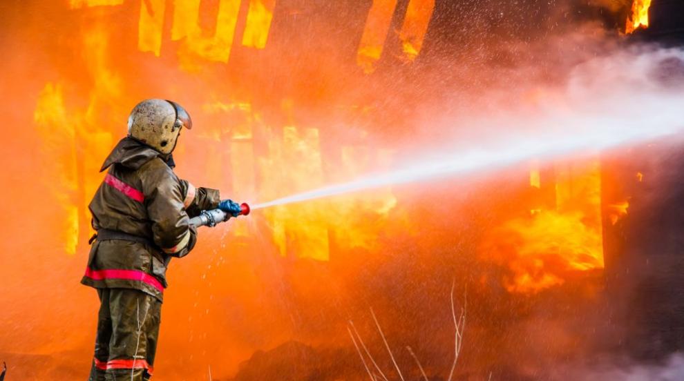 Пожар пламна в центъра на Русе, гасенето продължи над 3 часа