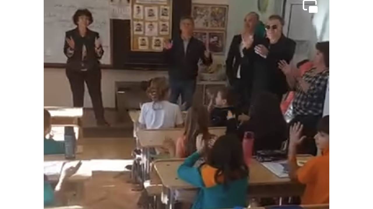 Васил Найденов пее с трети клас