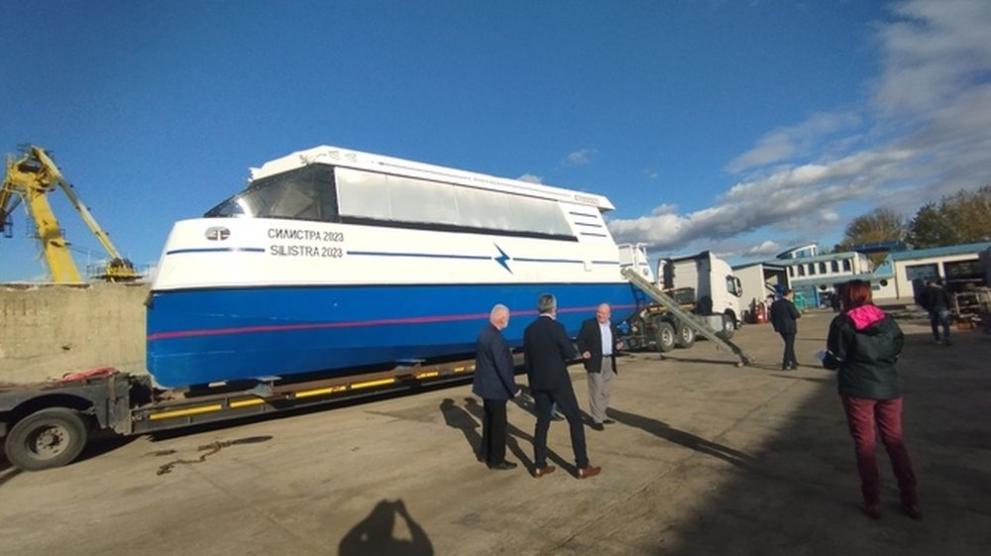 Снимка: Първият български електрически катамаран пристигна в Силистра