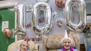 Близначки от Англия празнуват 100 годишния си юбилей Флорънс Бойкот и