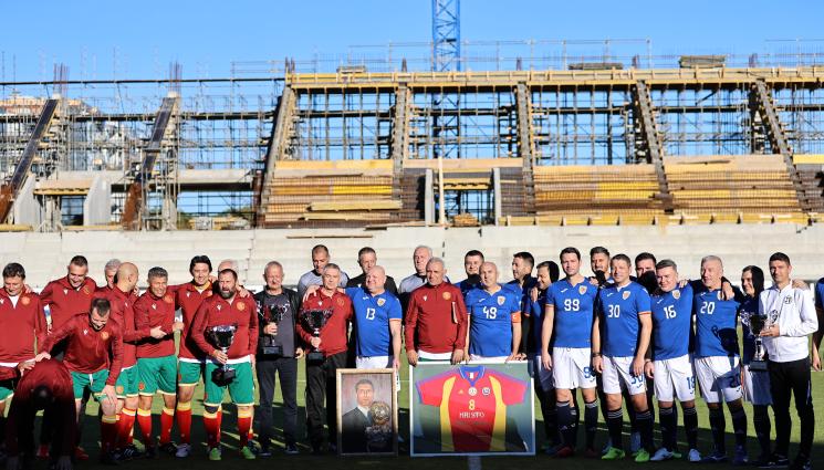 депутати Румъния Стоичков - Със Стоичков капитан: Отборът на „Героите от САЩ ’94“ победи с 4:2 тима на румънския парламент