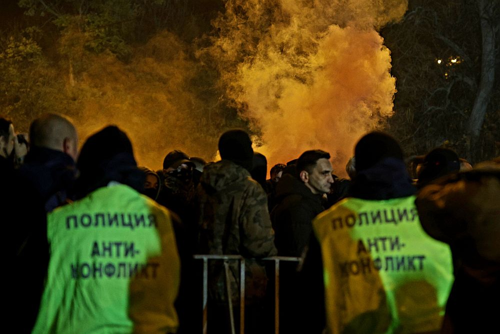 Протестът на фенове в центъра на София ескалира