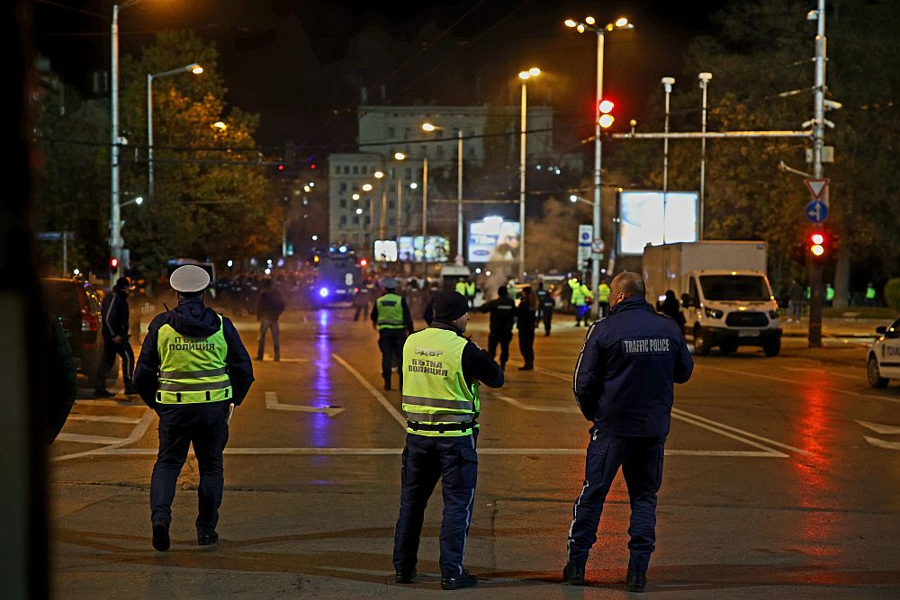 Протестът на фенове в центъра на София ескалира