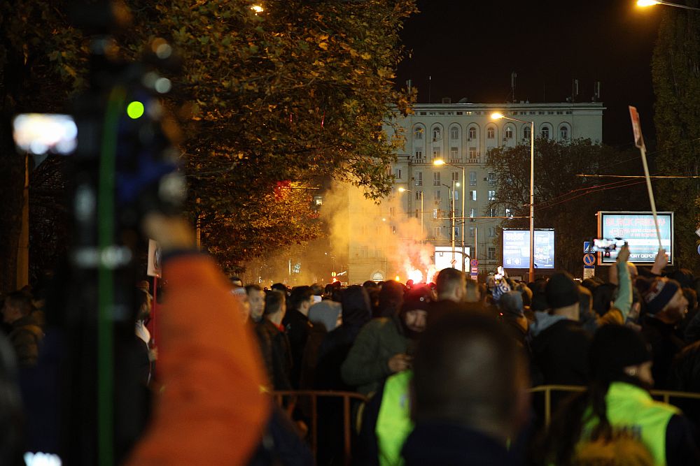 Протестът на фенове в центъра на София ескалира