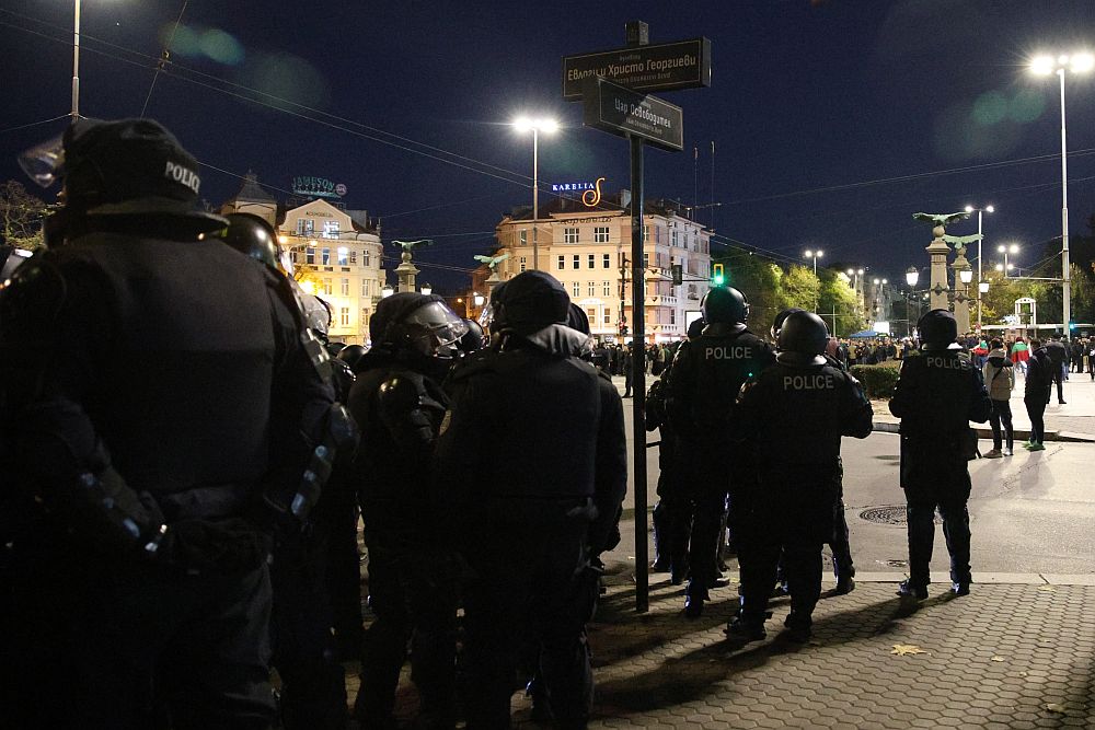 Протестът на фенове в центъра на София ескалира