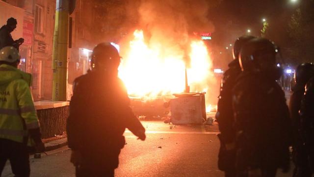 ГАЛЕРИЯ: Безредици и невиждано напрежение на протеста на фенове в центъра на София