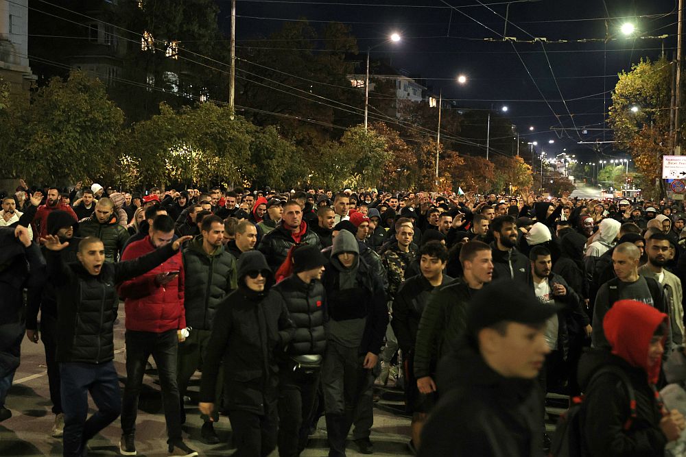 Протестът на фенове в центъра на София ескалира