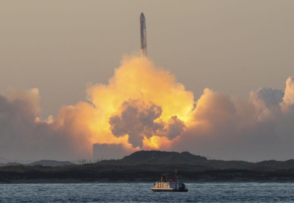 Американската компания Спейс Екс изстреля мега ракетата си Старшип, но