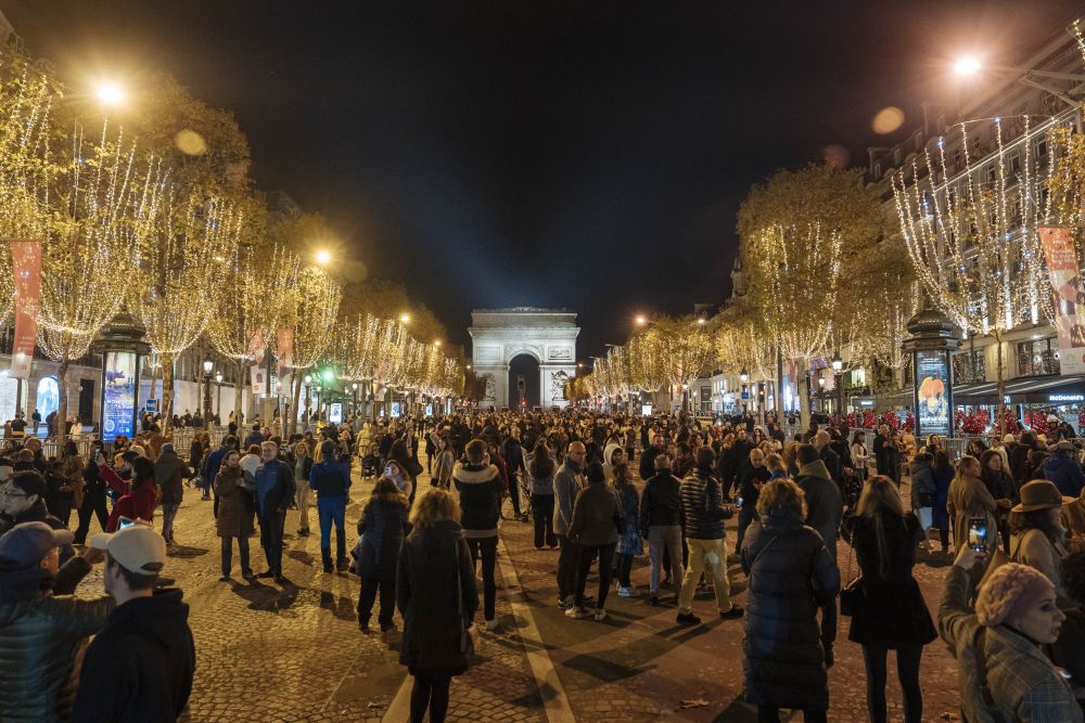 Париж грейна в коледна премяна