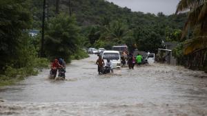 Най малко 21 души включително три деца загинаха след обилни валежи