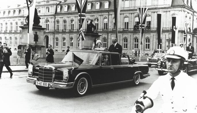  Кралица Елизабет II по време на посещението си в Щутгарт през 1966 г.