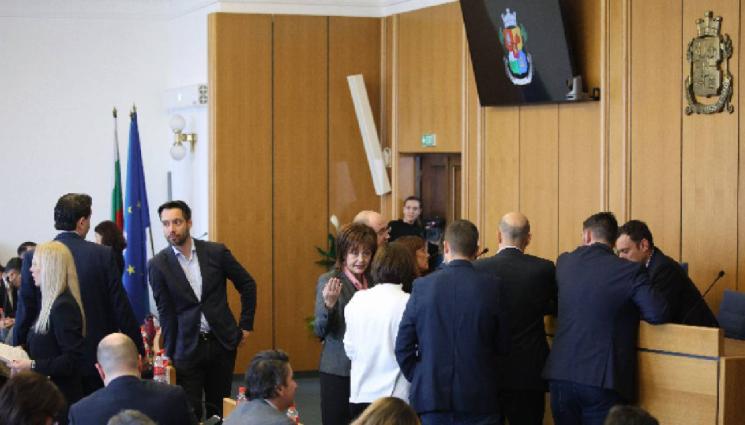 СОС - ПАК ГРЕДА: СОС остана без председател, изпокараха се!