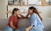 Психиатър посочи 7 признака, на които родителите на тийнейджърки да обърнат внимание