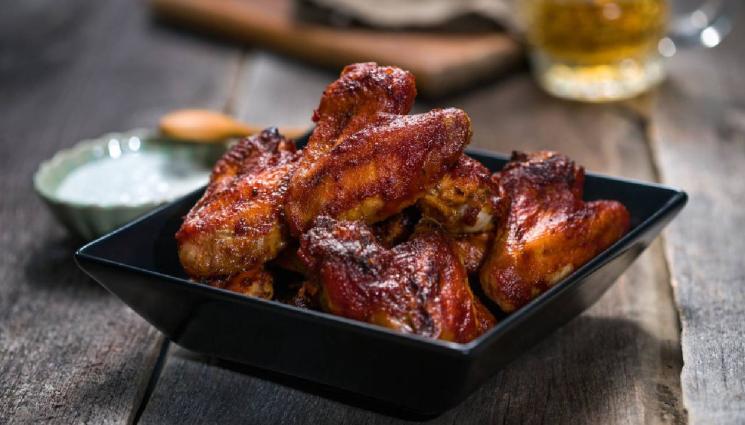 рецепти - Бонапетитни пилешки крилца с барбекю сос и дресинг от синьо сирене