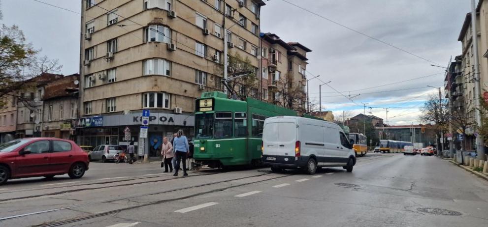 Трамвай и бус катастрофираха в близост до Министерство на земеделието.БулфотоОбразува