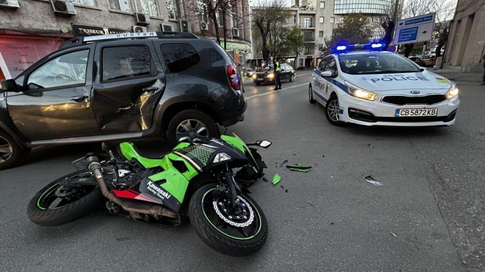 Моторист със Кавазаки се удари в джип в Хасково. Пострадалият