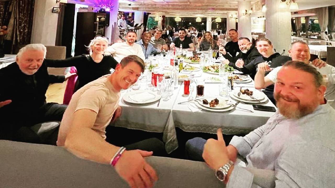 Джон Войт и приятели в кръчма