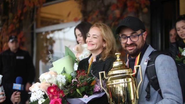 Умни и красиви: Златните ни момичета по шахмат на родна земя с купа в ръка (ГАЛЕРИЯ)