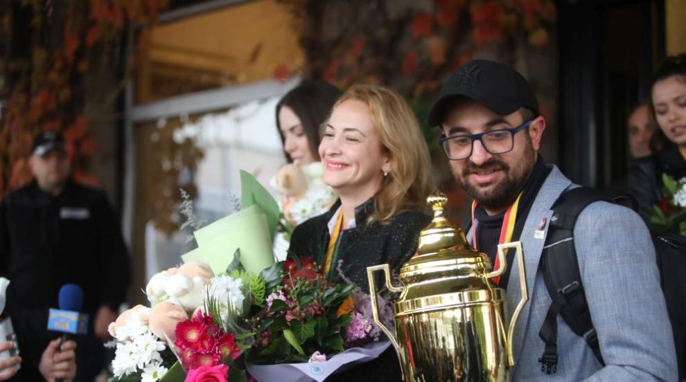 Умни и красиви: Златните ни момичета по шахмат на родна земя с купа в ръка (ГАЛЕРИЯ)