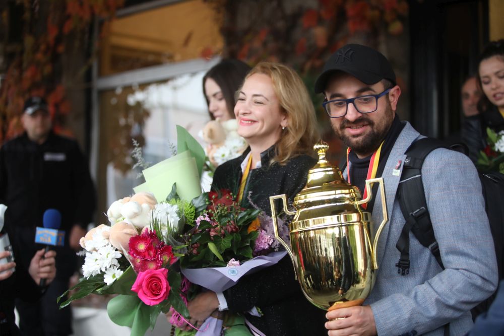 Златните ни момичета по шахмат се прибраха на родна земя