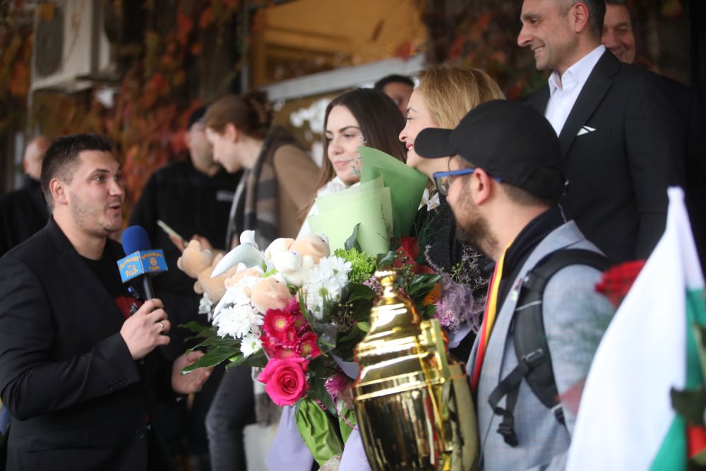 Златните ни момичета по шахмат се прибраха на родна земя