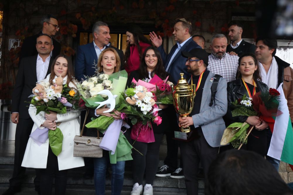 Златните ни момичета по шахмат се прибраха на родна земя